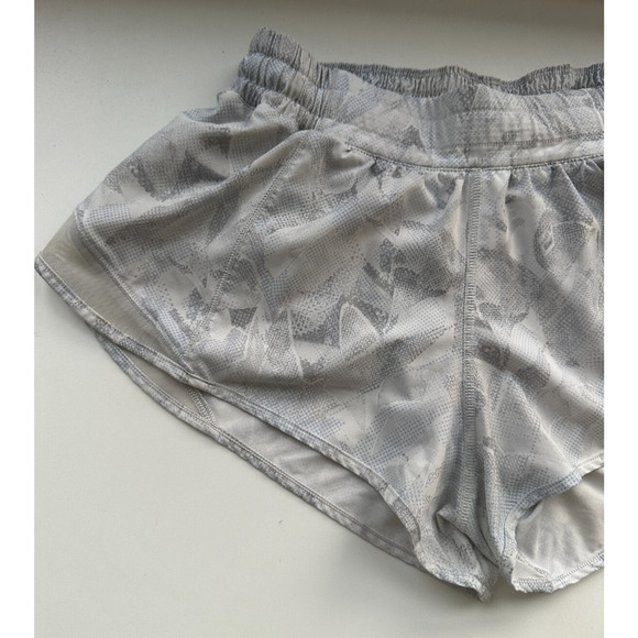 Lululemon Hotty Hot Short 2.5" Lined White Gray Printed Shorts Women's Size 6 - Picture 3 of 12